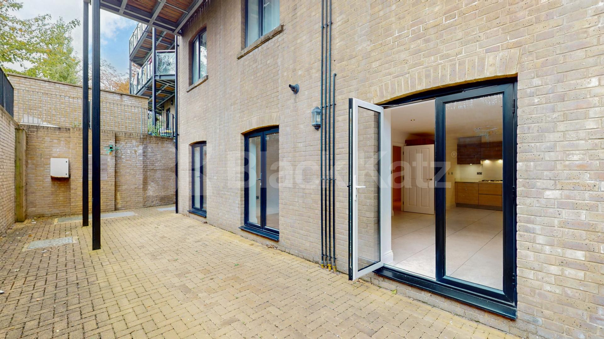 Fantastic 3 bed 2 bath within a private secure development mins to shops Huguenot Drive, Palmers Green